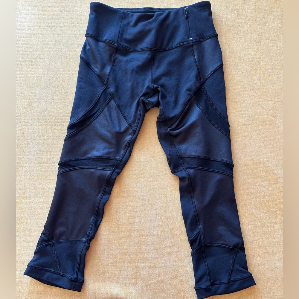 CALIA cropped leggings. Black XS. Leather look with mesh sections.